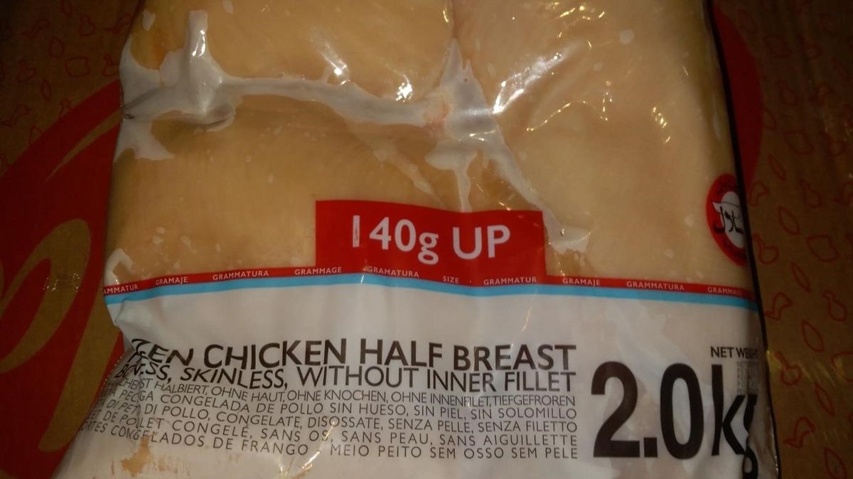 Veterináři nařídili stáhnout 11 tun kuřecích prsou, je v nich salmonela